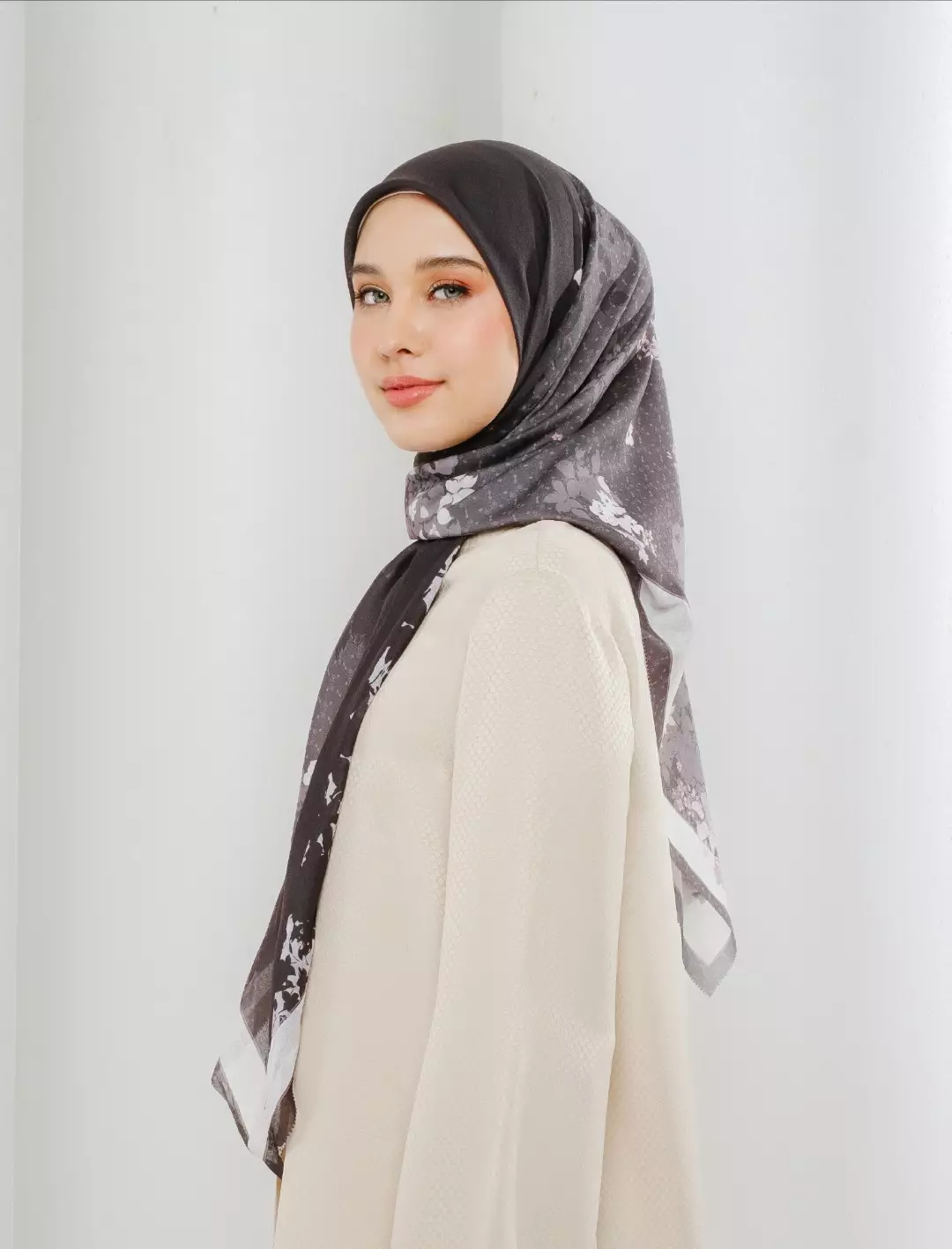 Linzy Printed Scarf Black | Hijab Kerudung Segi Empat Motif