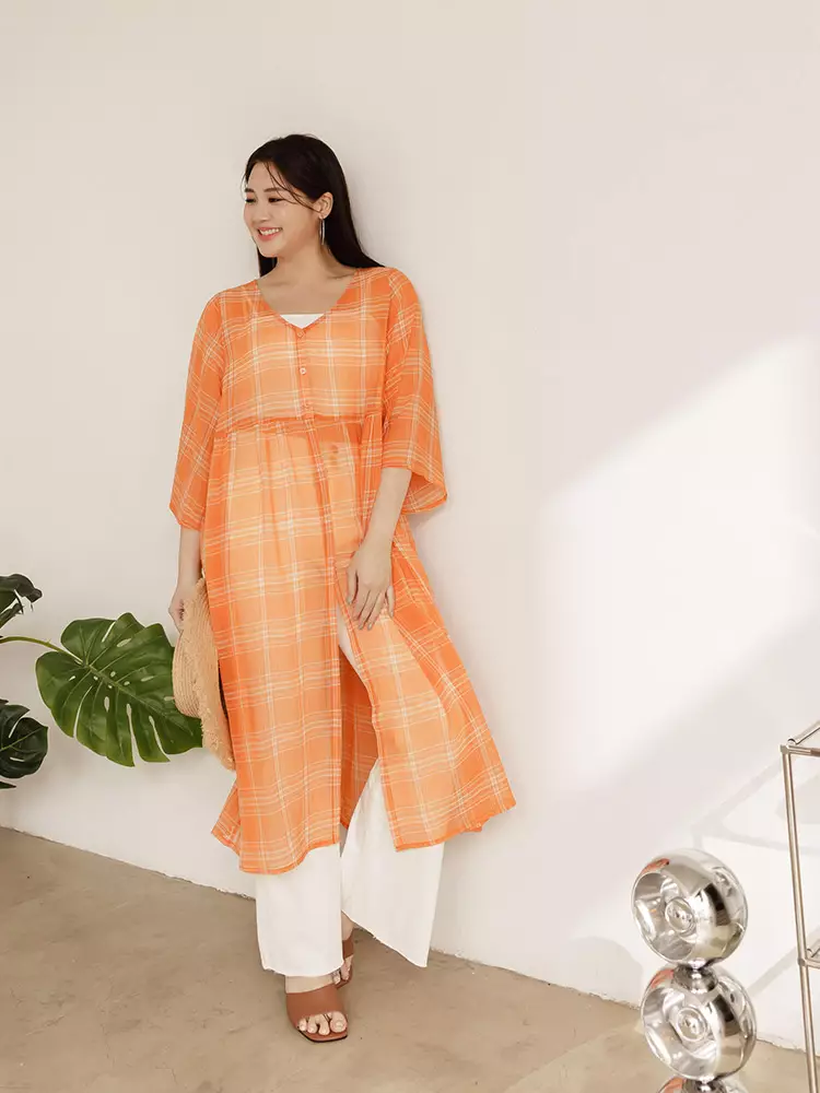 雲朵自訂款-微透膚格紋V領五分袖長版罩衫《EA3654》