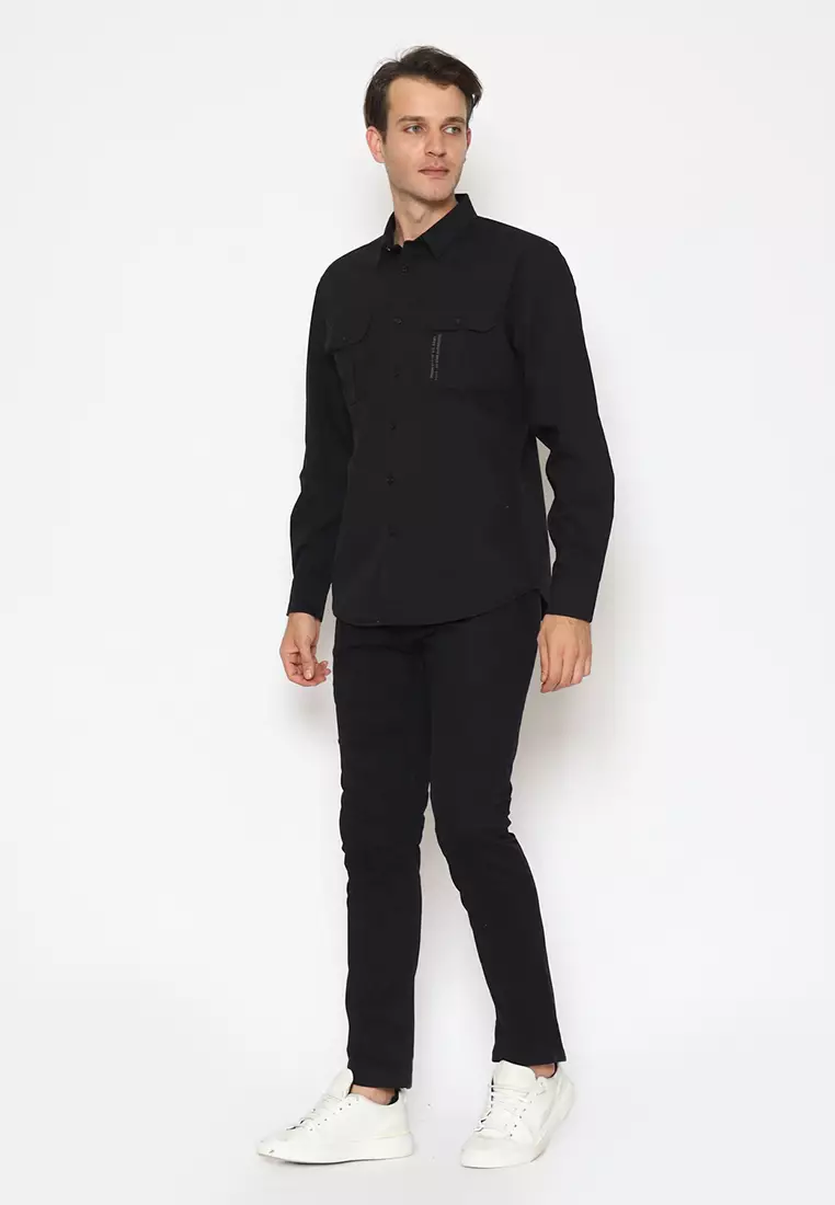 POLICE Kemeja Polos Cotton Twill Kantong Dua Hitam Regular Fit Lengan Panjang Pria