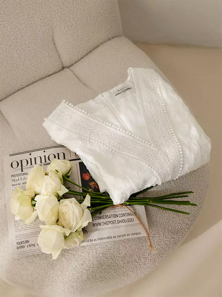 雲朵自訂款-蕾絲V領立體緹花泡泡袖短洋裝《DA10071》