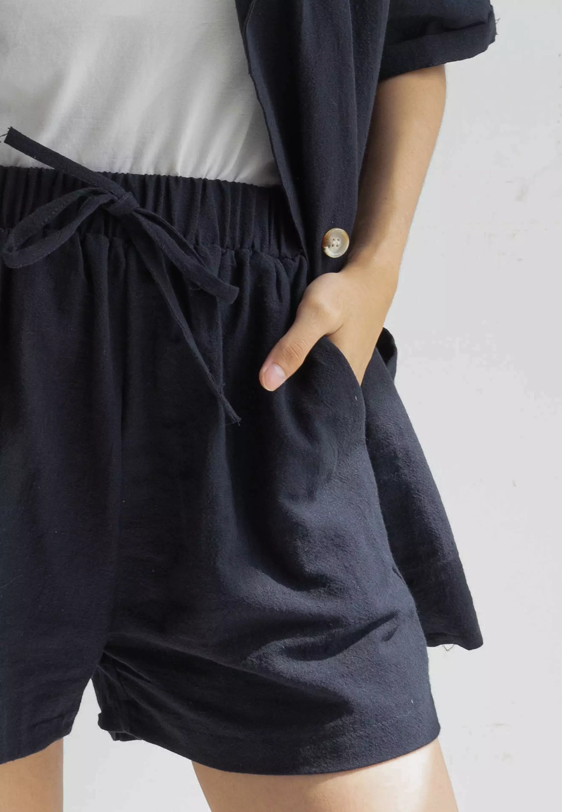 Houseofcuff Meadow Set in Black Setelan Blazer & Celana Pendek Linen