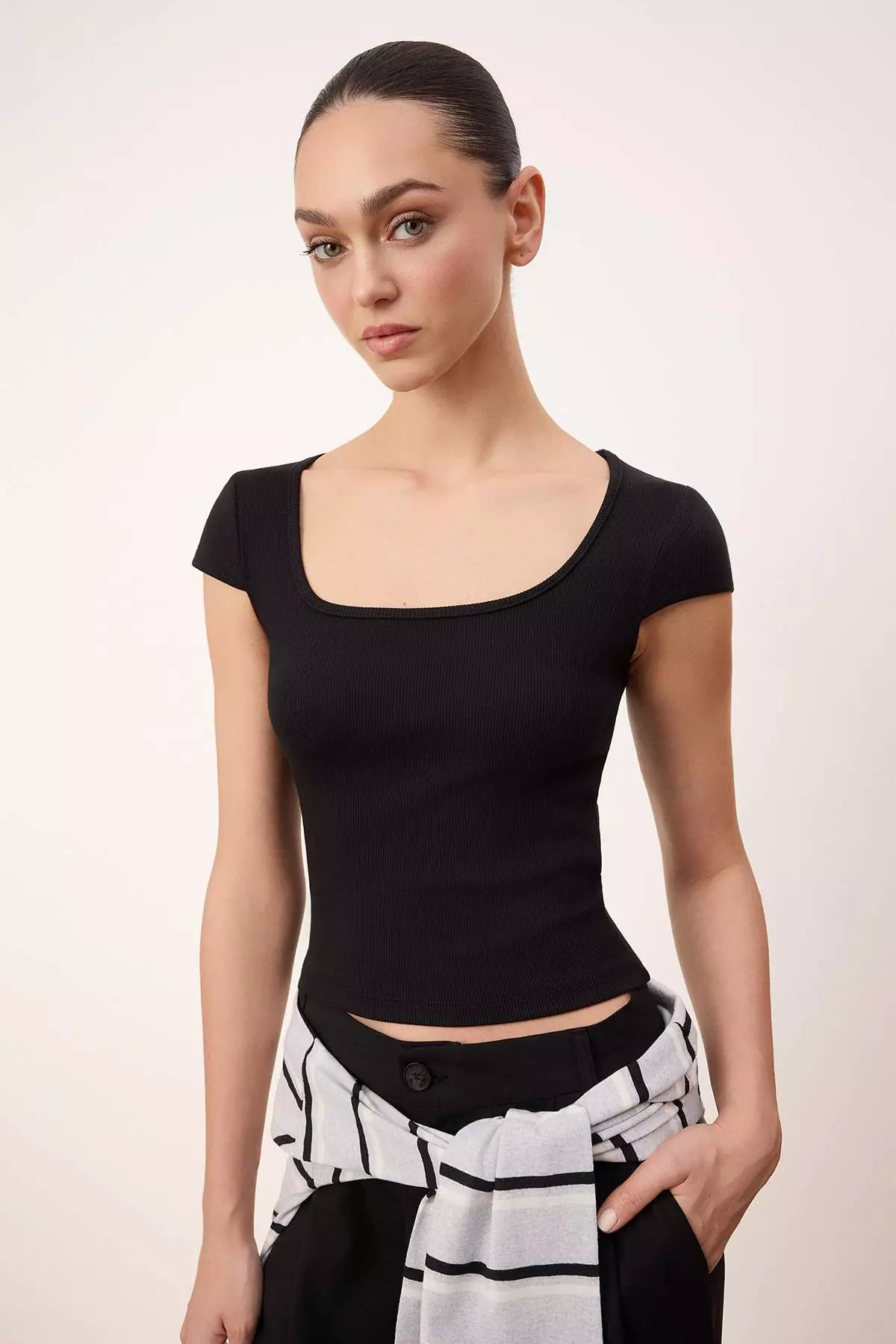 Wardrobe Essentials-Wardrope Essentials Black Fitted Short Sleeve Crop Stretchy Knitted Blouse Twoss26Bz155