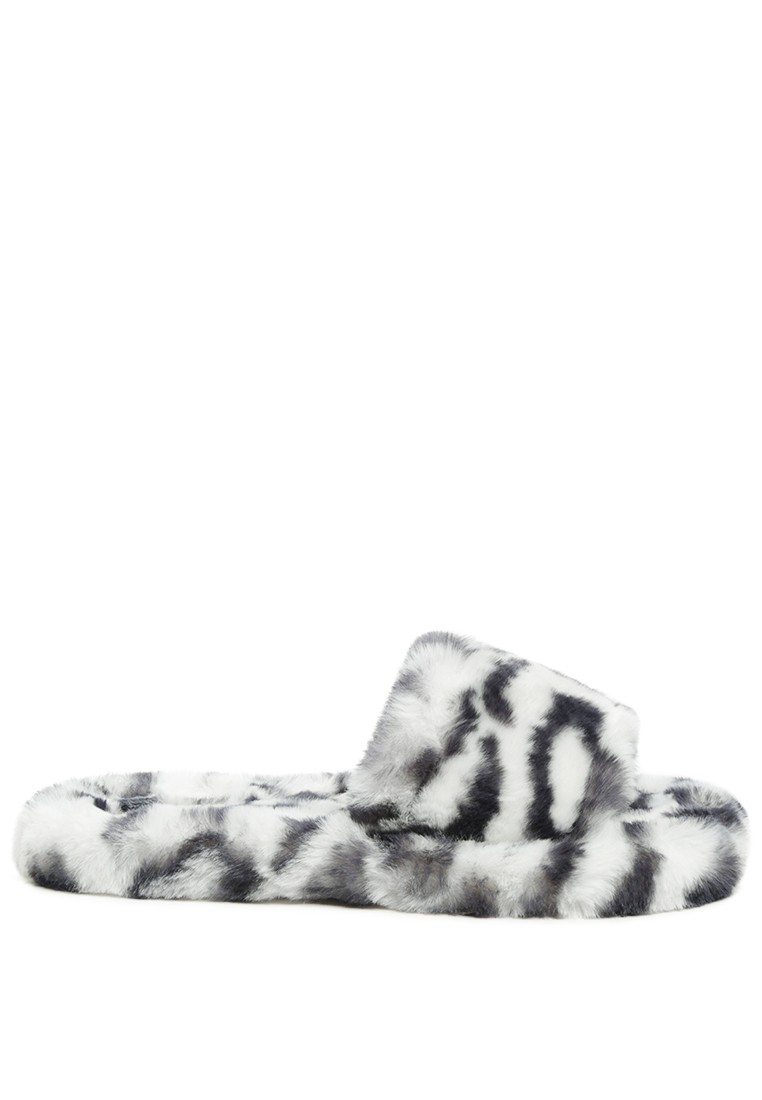 Snuggle-In Indoor Fur Flats in White