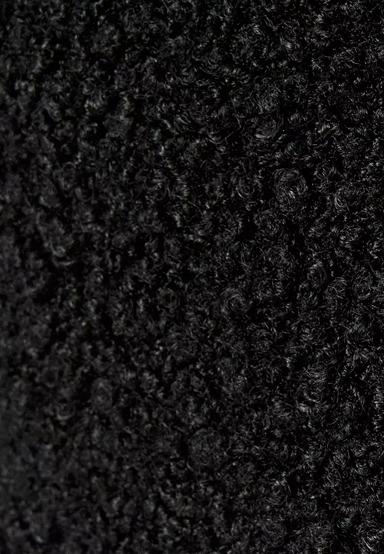 無領短版粗花呢西裝外套，帶翻蓋口袋細節