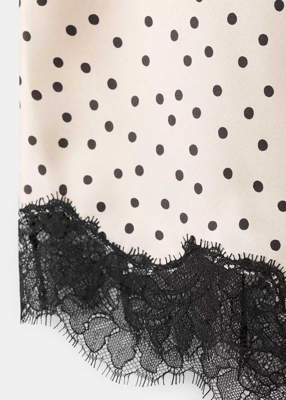 Atasan polkadot berenda