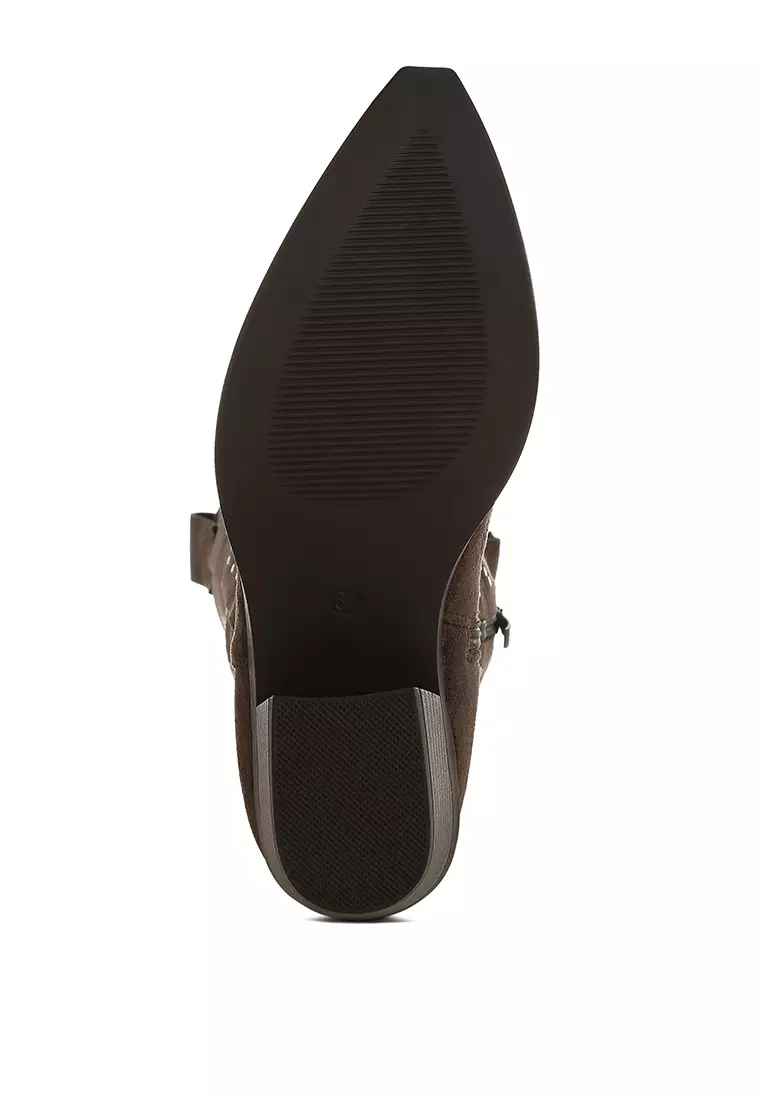 Sepatu bot koboi berhias kancing warna coklat