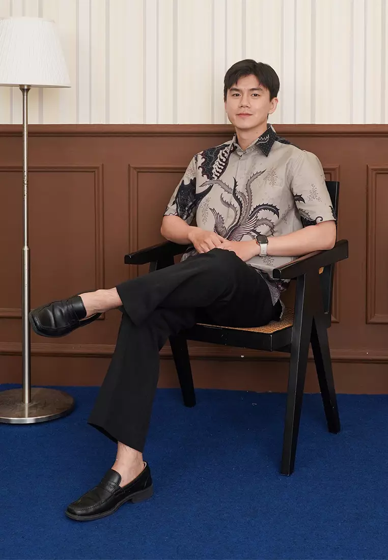 Enzy Batik Essential Kemeja Batik Pria Lengan Pendek Adinata - Grey