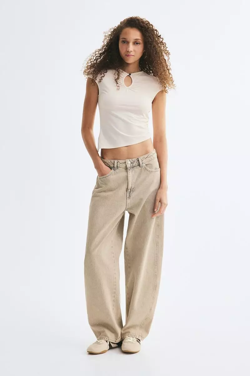 Asymmetric keyhole top