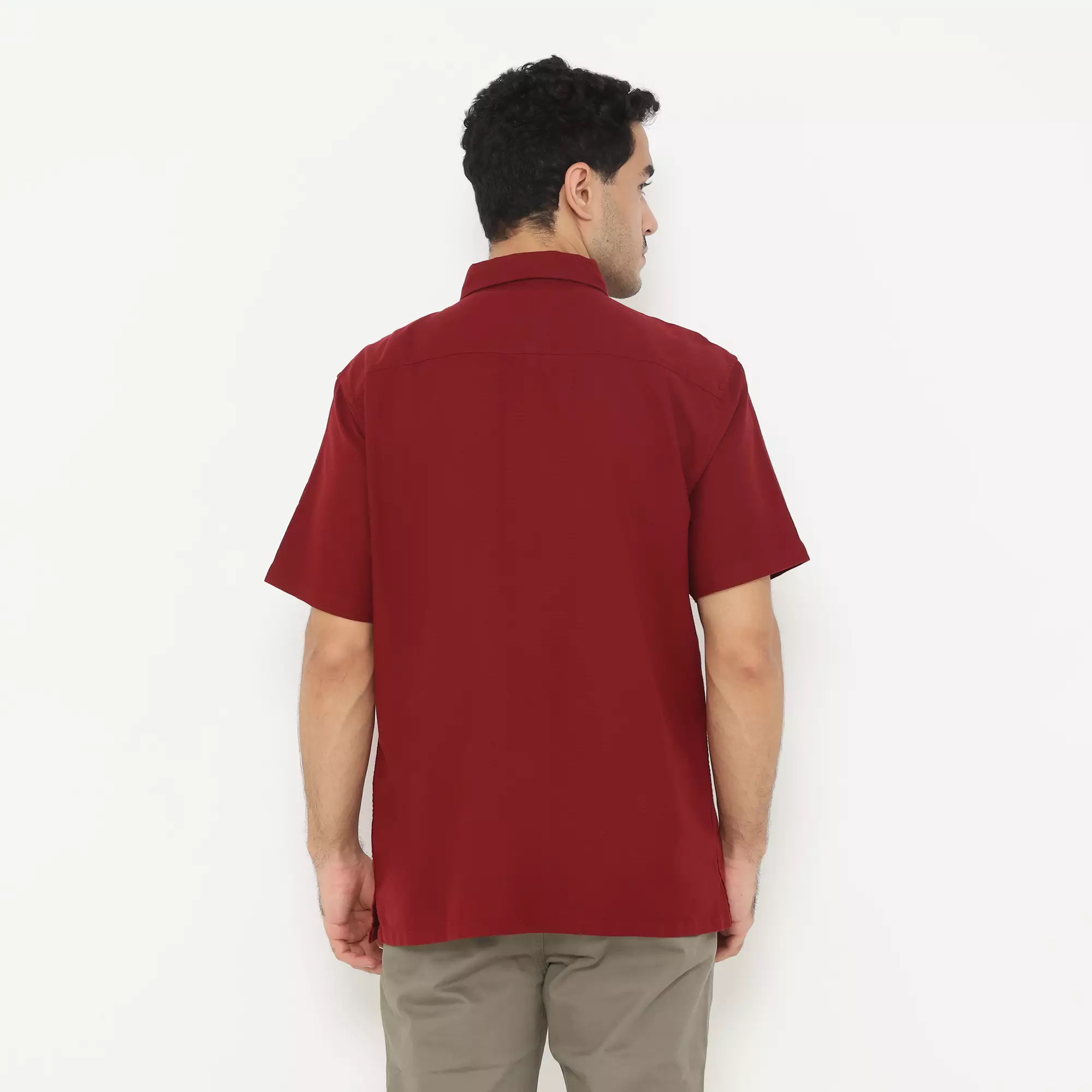 Men & Clo x PLATINI | Kemeja Pria Basic Polos Lengan Pendek Katun Maroon 1090 