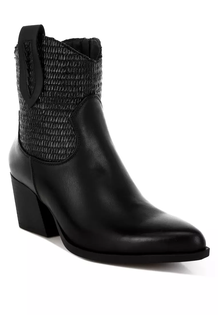 Sepatu bot koboi dari bahan rafia dan kulit imitasi berwarna hitam
