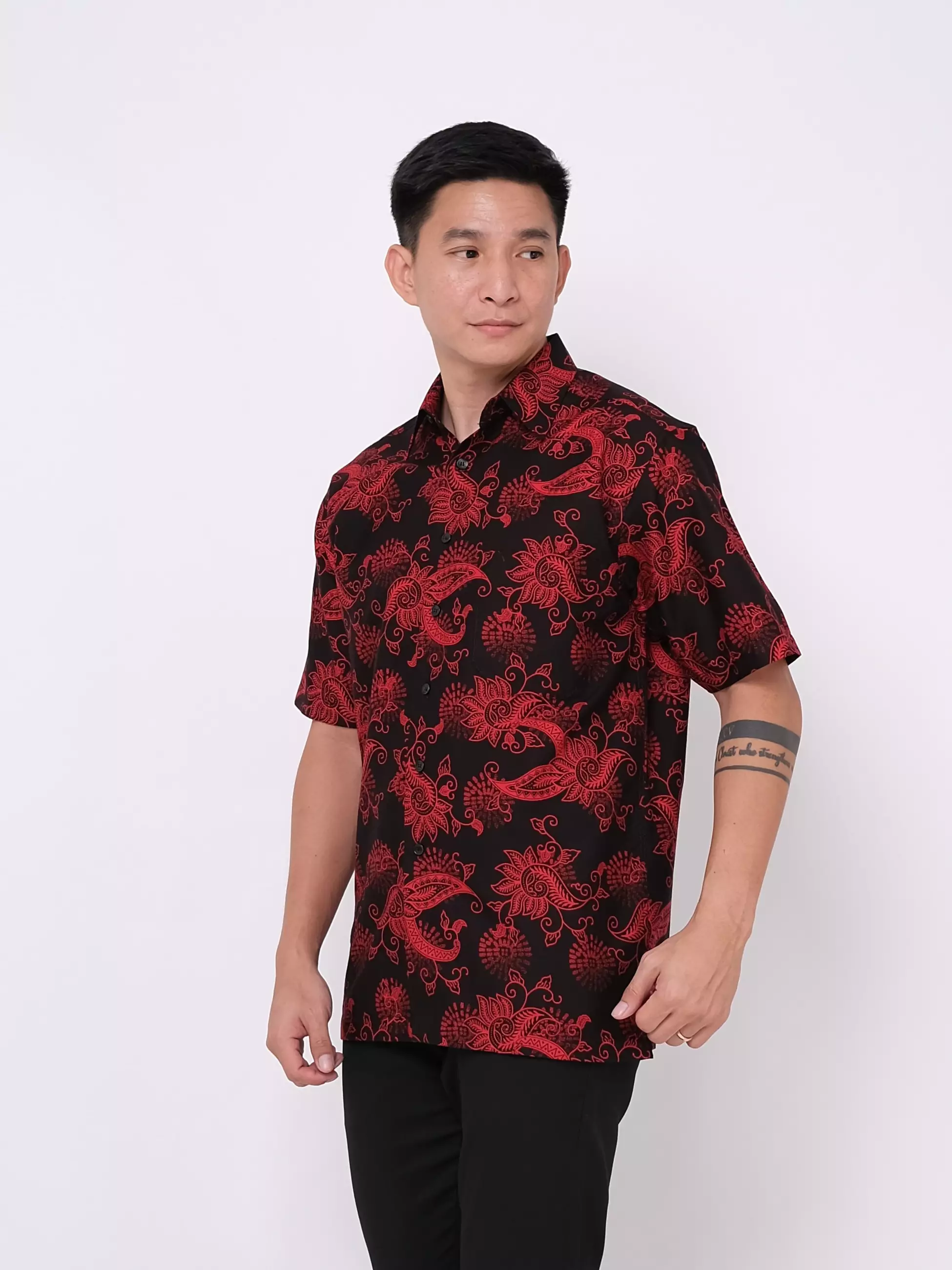 Kemeja Lengan Pendek Hitam Motif Batik Merah 16895
