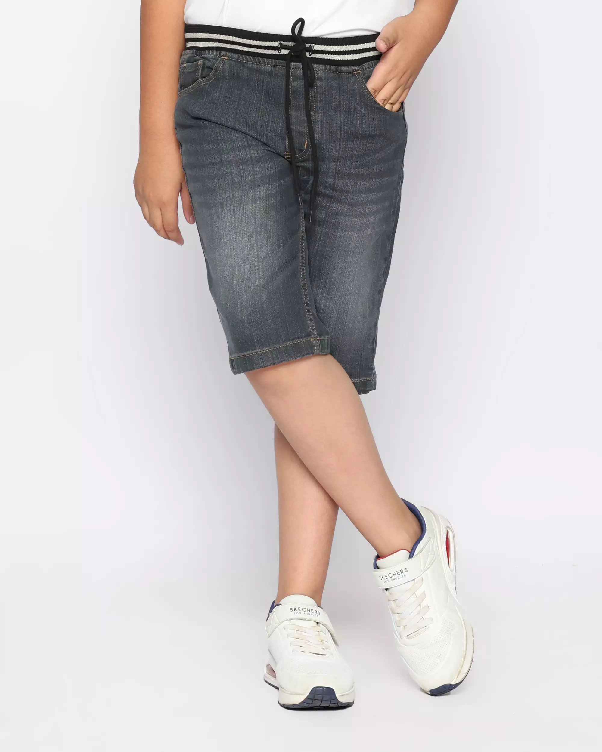 Celana Pendek Anak Laki Jeans Rib Gray With Model - FORTUNES
