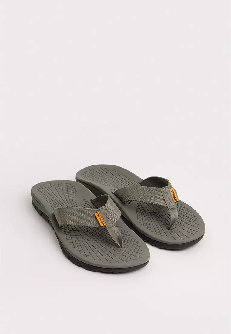 Buy Penshoppe Men's Slippers with Clip Label 2025 Online ZALORA