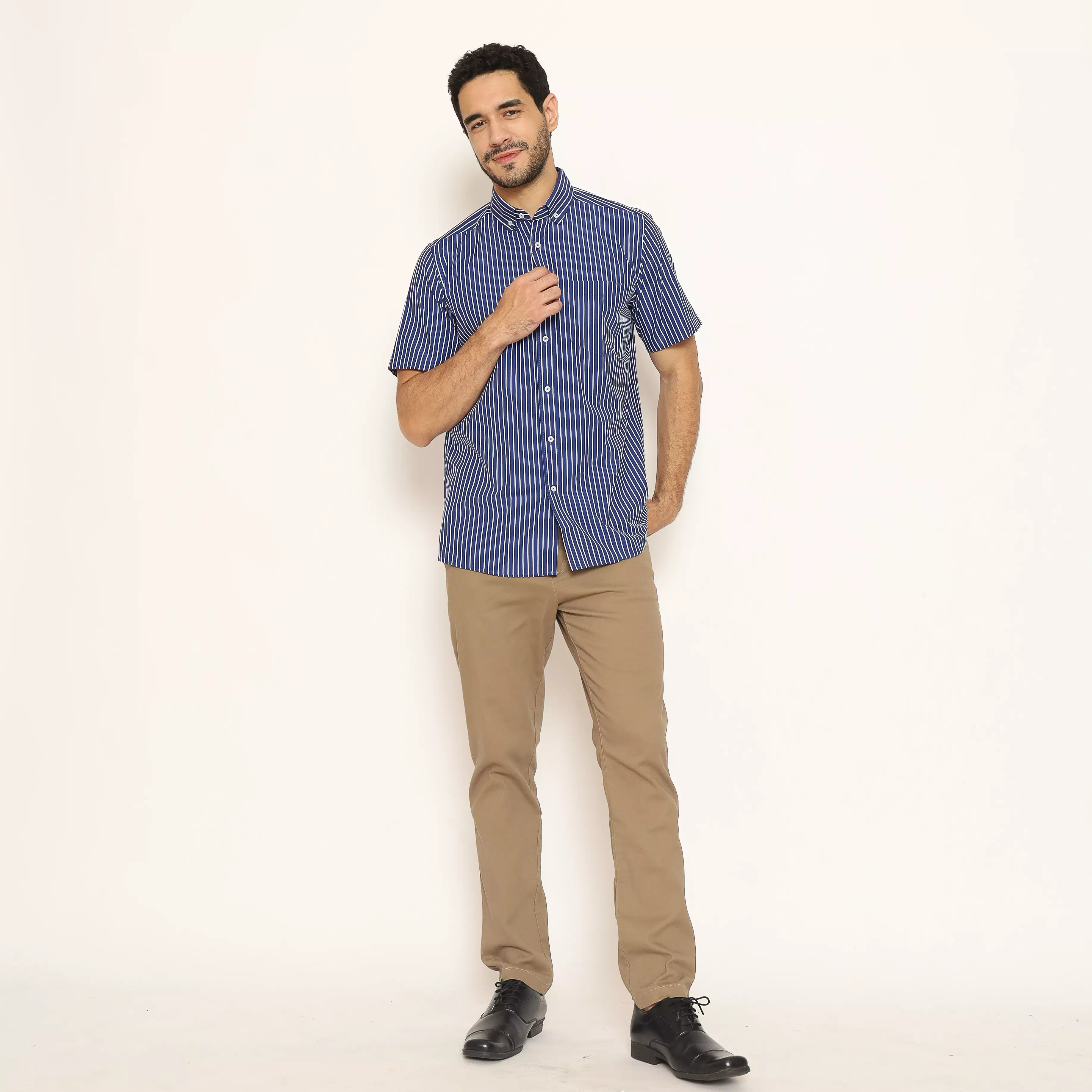 Schoeller Kemeja Pria Lengan Pendek Slim Fit Motif Garis Warna Blue –Tiago