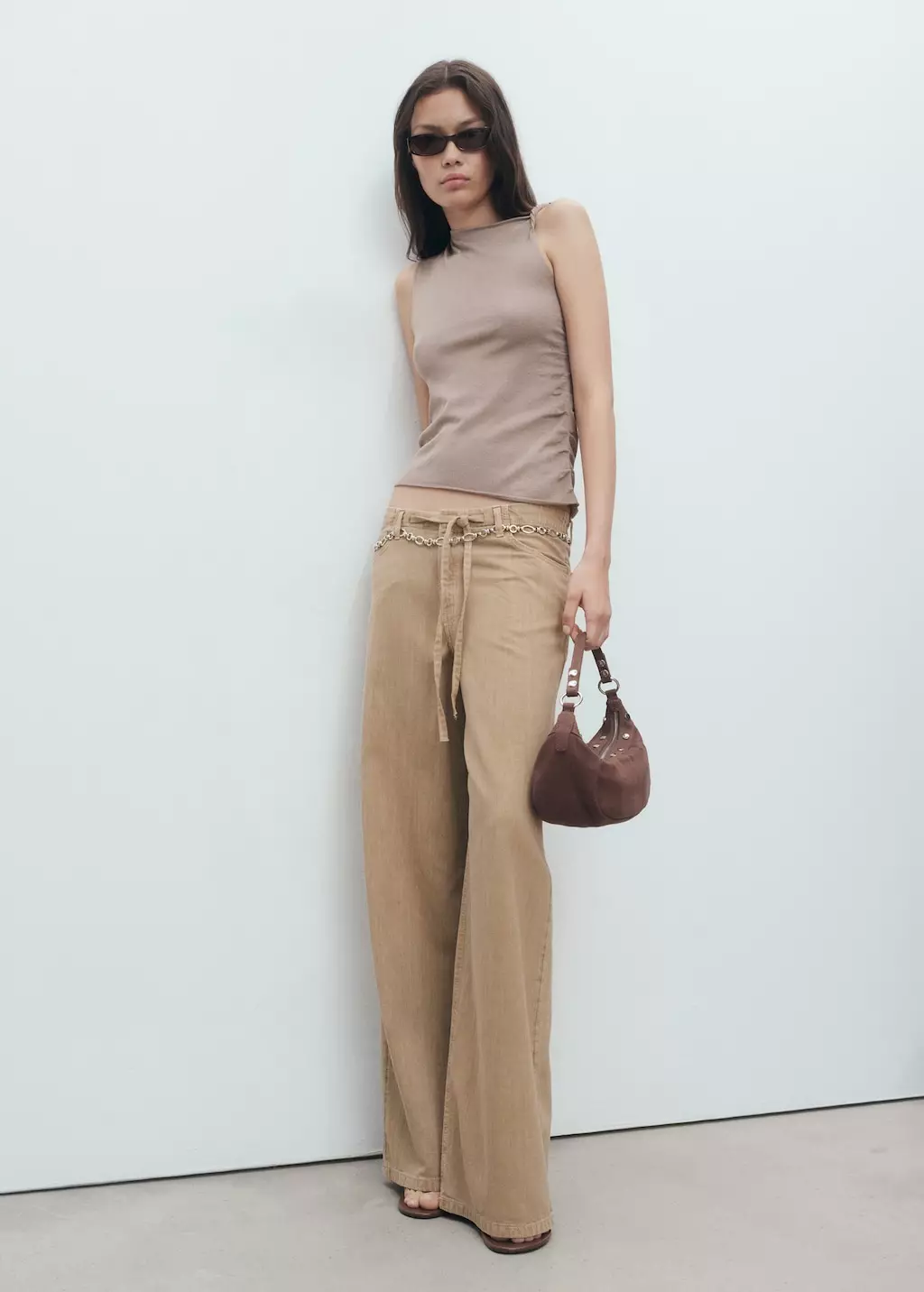 Atasan rajut dengan tali asimetris