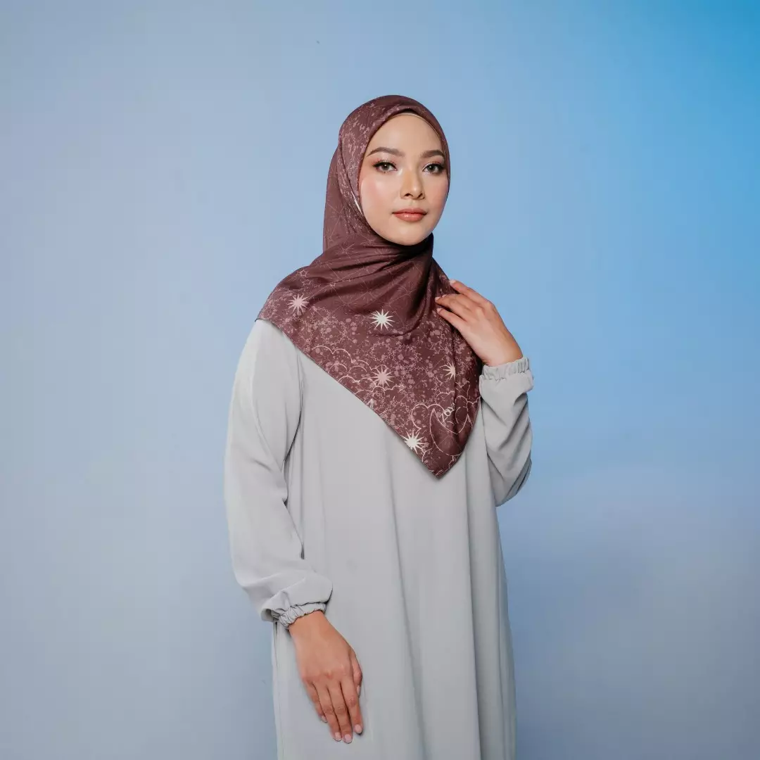ELIANA Scarf Dark Brown - Kerudung Hijab Segiempat Motif With Pouch Ziplock - Bahan Poly Fine - Ukuran 110x110