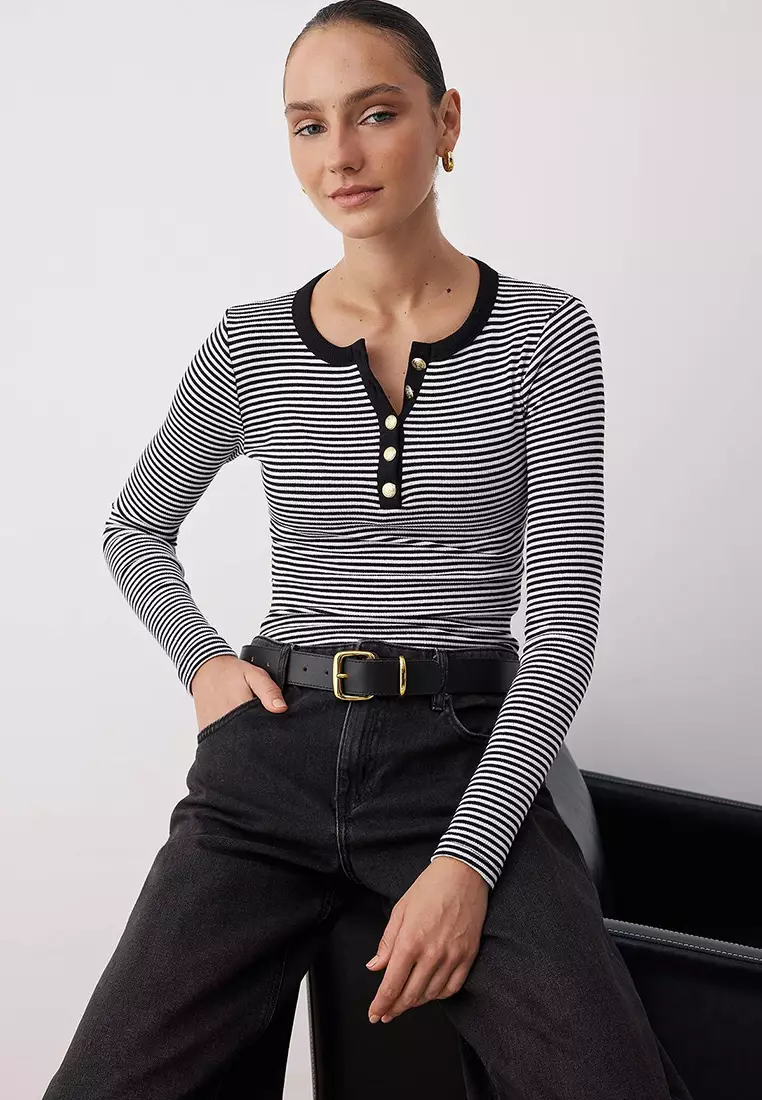 Black Crew Neck Buttoned Fitted/Fits The Body Flexible Ribbed Knitted Blouse