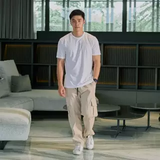 Kale Silky White/ T-Shirt Pria polos lengan pendek / Unisex