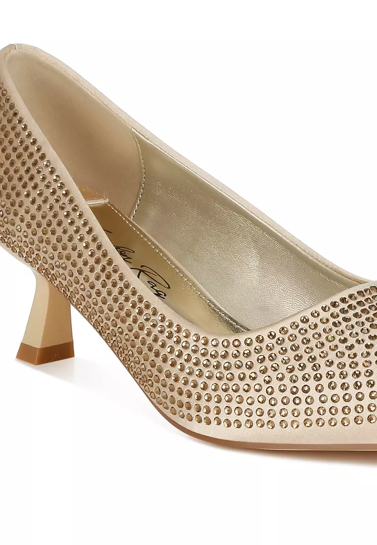 Sepatu hak anak kucing berhiaskan berlian imitasi berwarna emas