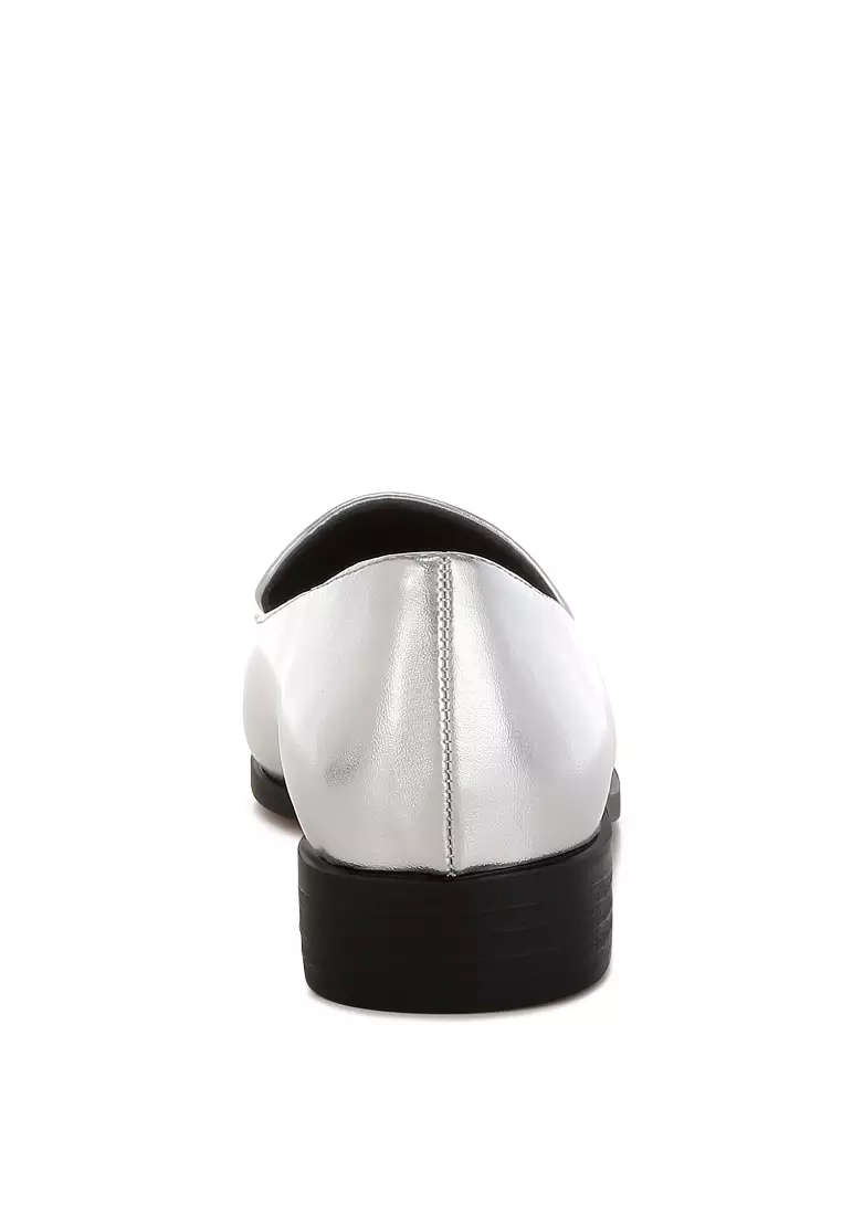 Sepatu Loafer Metalik Berdetail Horsebit dalam Warna Perak