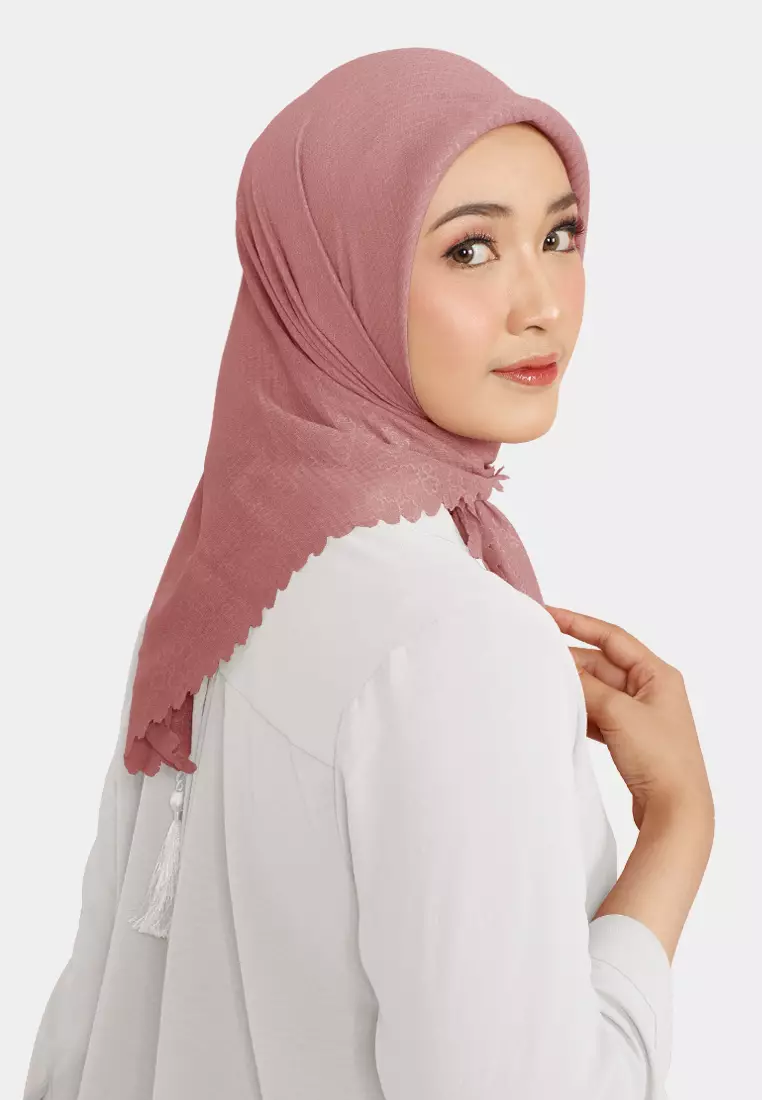 Cotton Bee - Hijab Segiempat Rayyansa Tassel Emboss Lasercut 