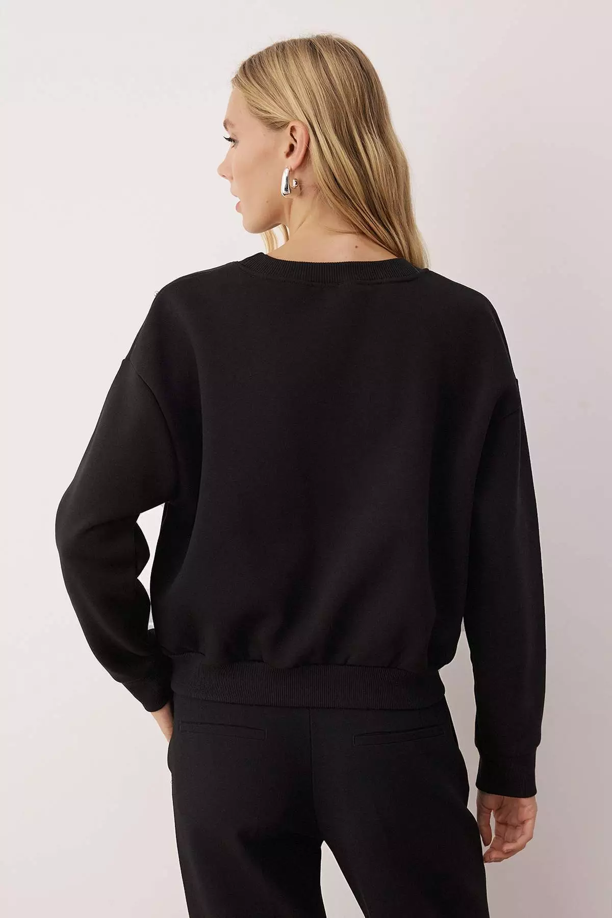 Black Stone Accessory Detailed Crew Neck Regular Crop Knitted Sweatshirt