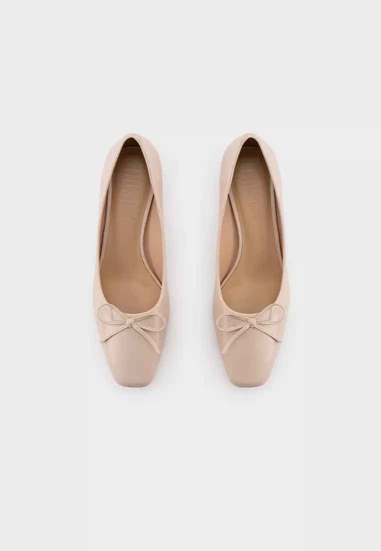 RIBBON DETAIL SQUARE TOE MID HEEL PUMP
