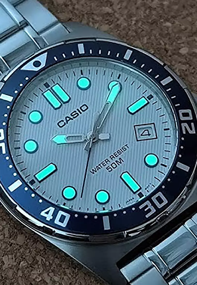 Men Analog Watch MTD-135D-7AV Silver Stainless Steel Strap