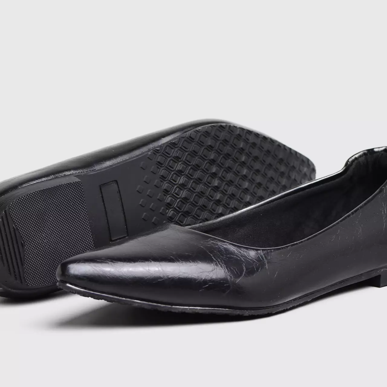 Solana Pointy Flat Black