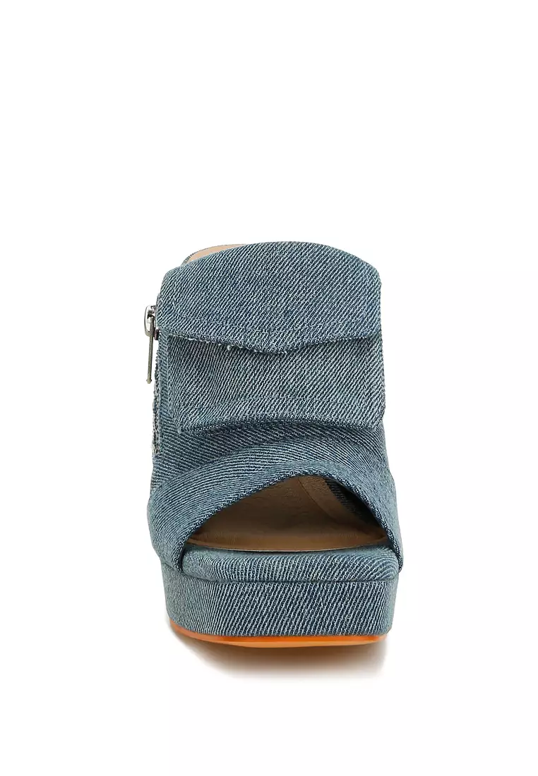 Sandal dengan detail kantong denim