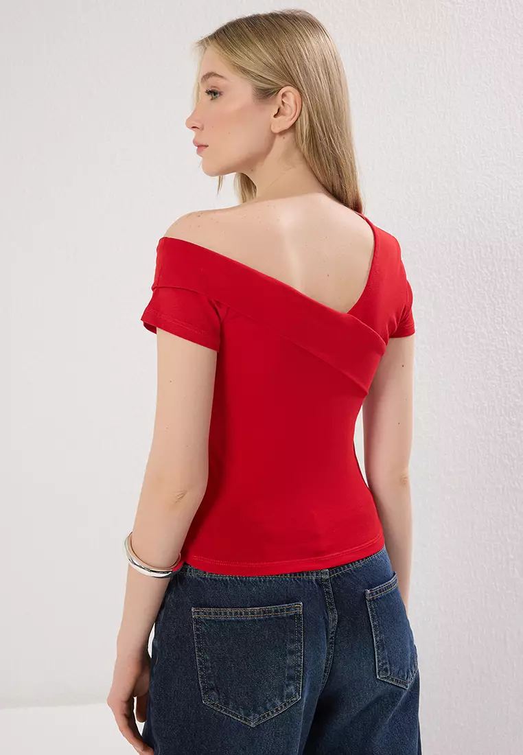 Red Asymmetric Collar Fitted/Body-Smoothing Knitted Blouse TWOSS25BZ00381