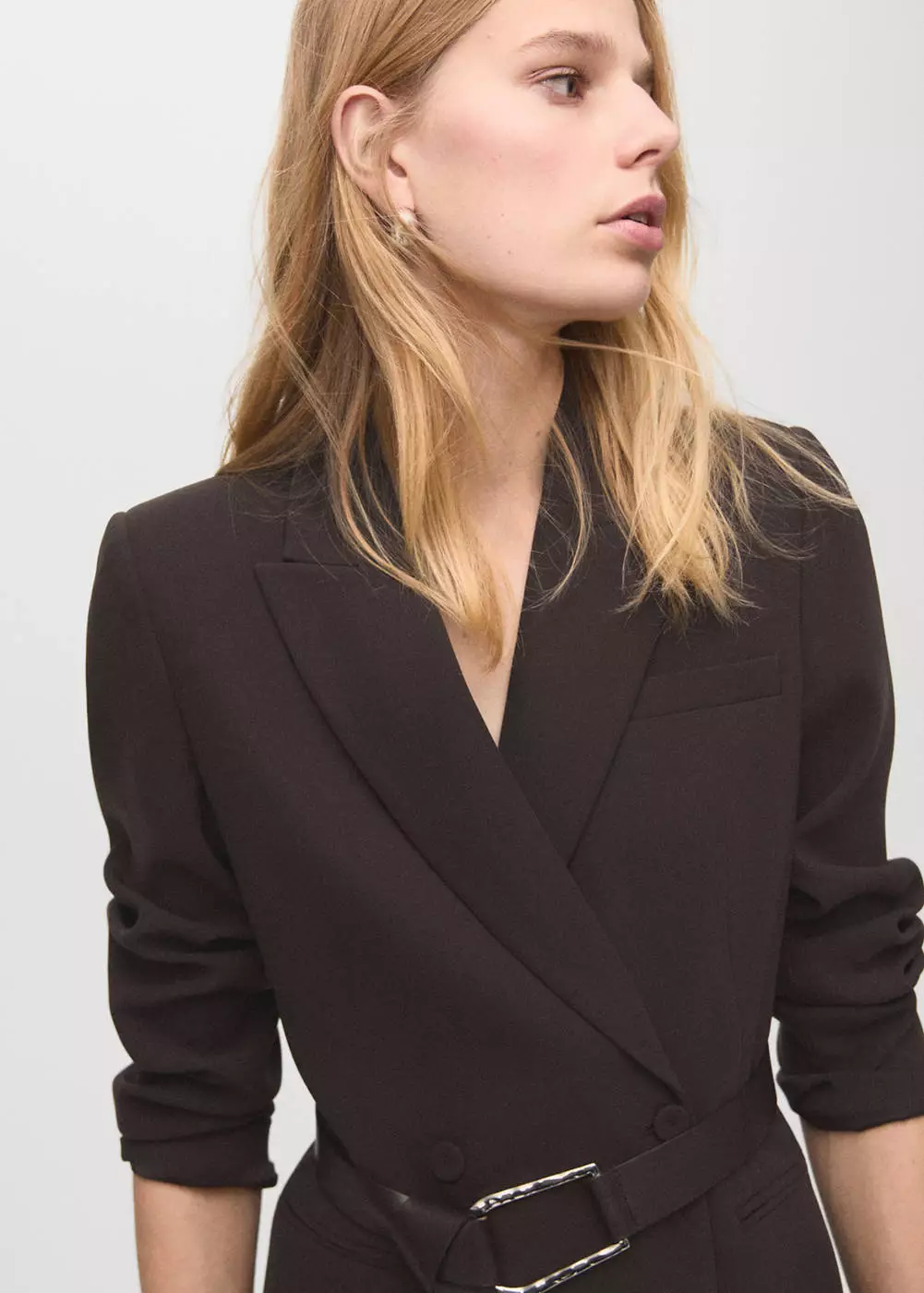 Gaun bergaya blazer dengan ikat pinggang