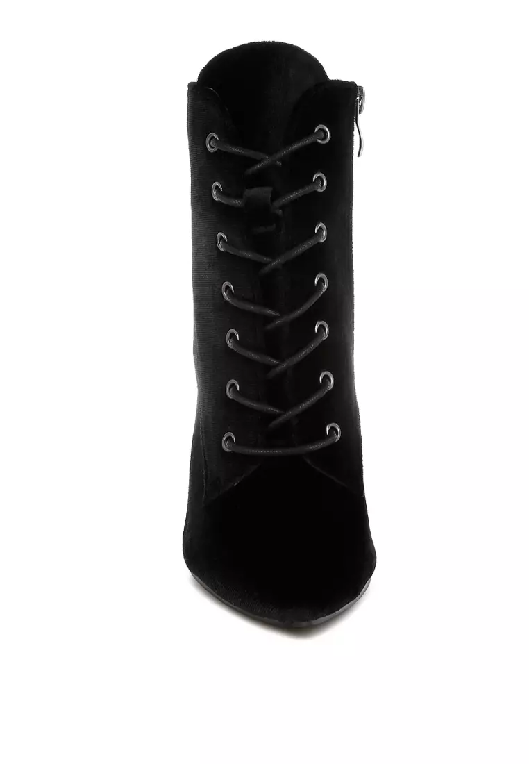 Sepatu bot hak tinggi beludru berwarna hitam