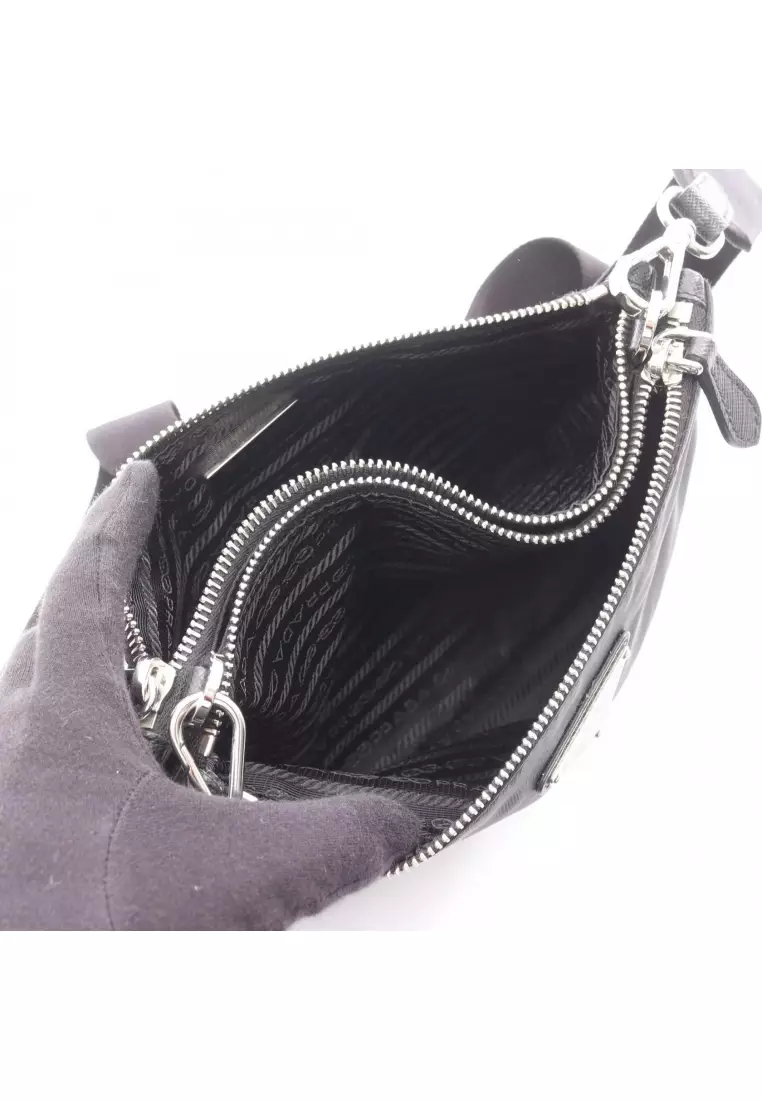 Pre-Loved Prada Re-Edition 2000 Shoulder bag Nylon Saffiano leather black