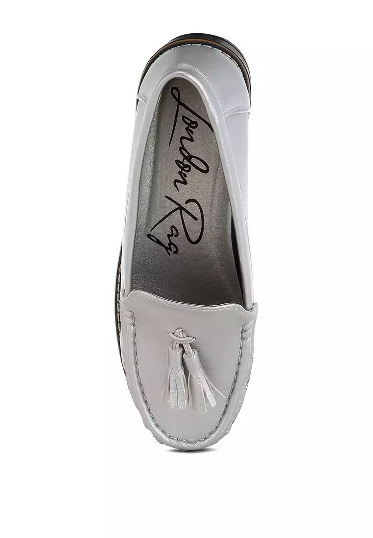 Sepatu Loafer Berdetail Rumbai Metalik Warna Perak