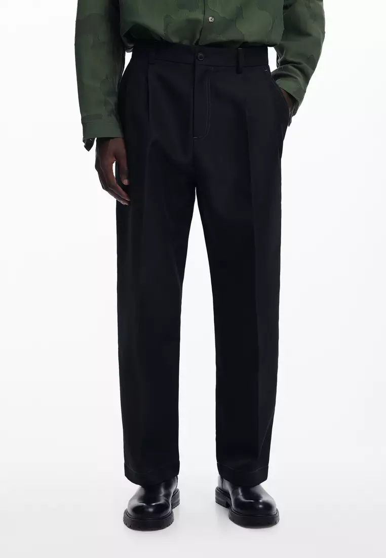 Pleated trousers with contrasts