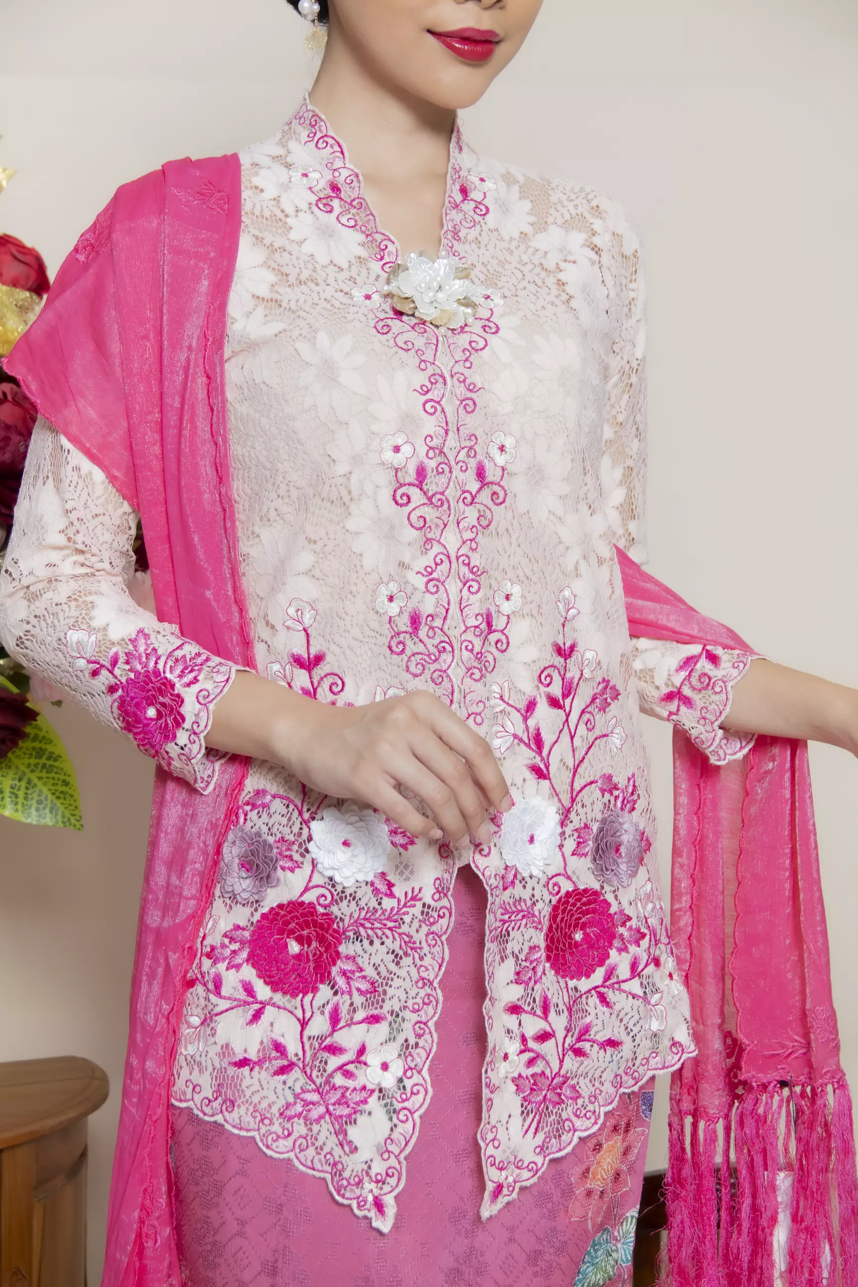 Kebaya Brokat Roses 3 Dimensi in powder pink Color
