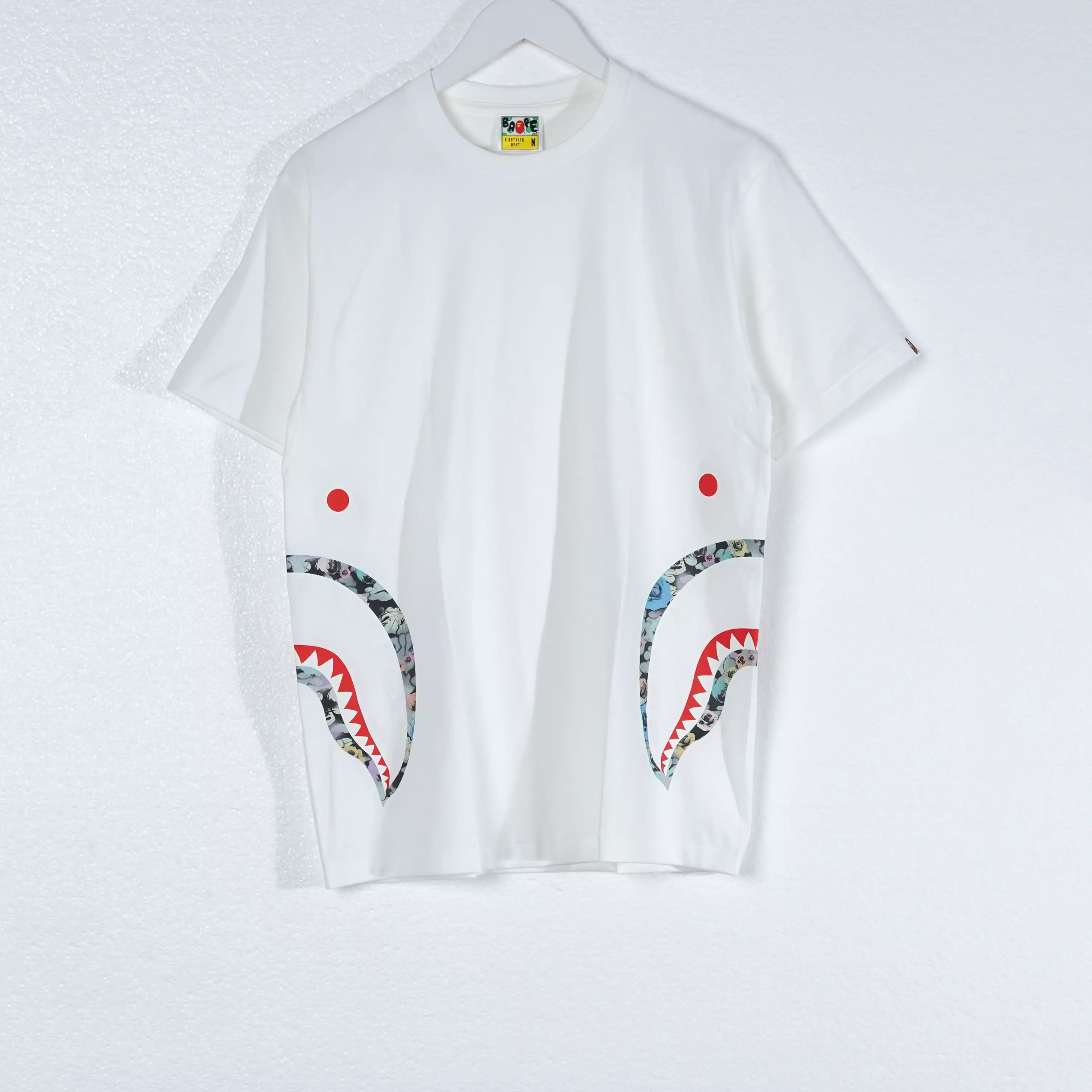 Kaos BAPE SHARK SIDE CAMO ROSE FLOWER WHITE TSHIRT 100% ORIGINAL