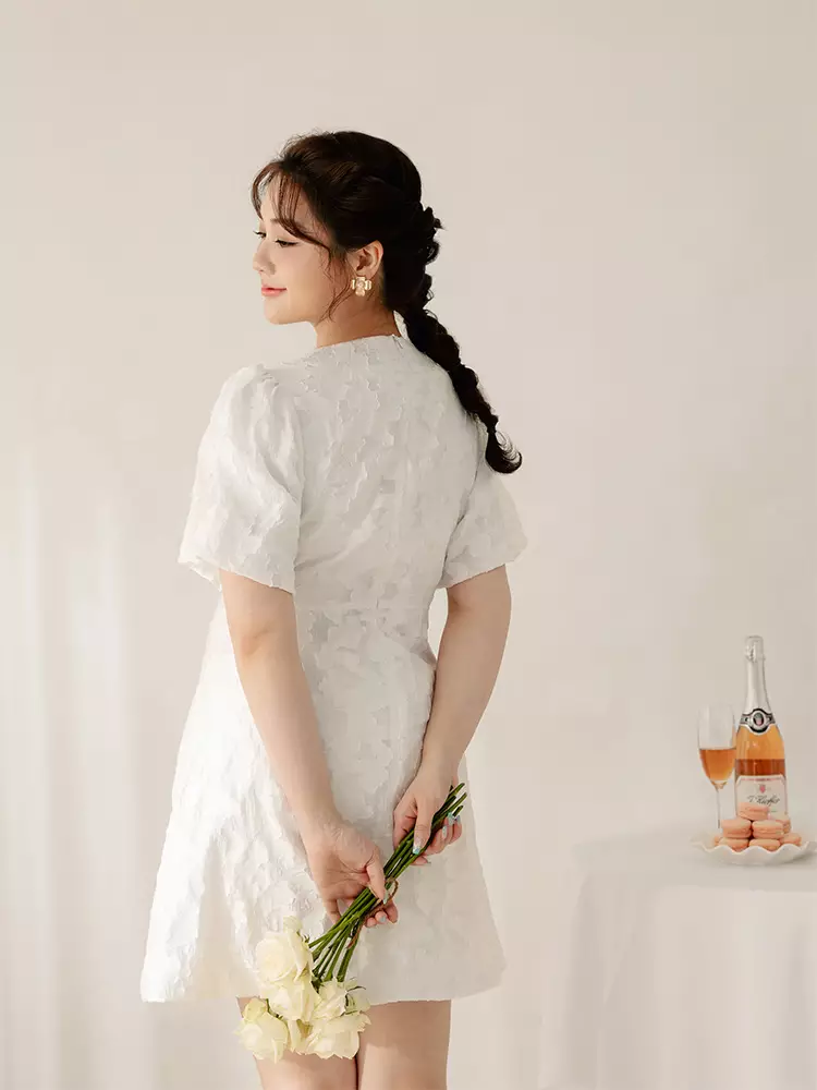 雲朵自訂款-蕾絲V領立體緹花泡泡袖短洋裝《DA10071》