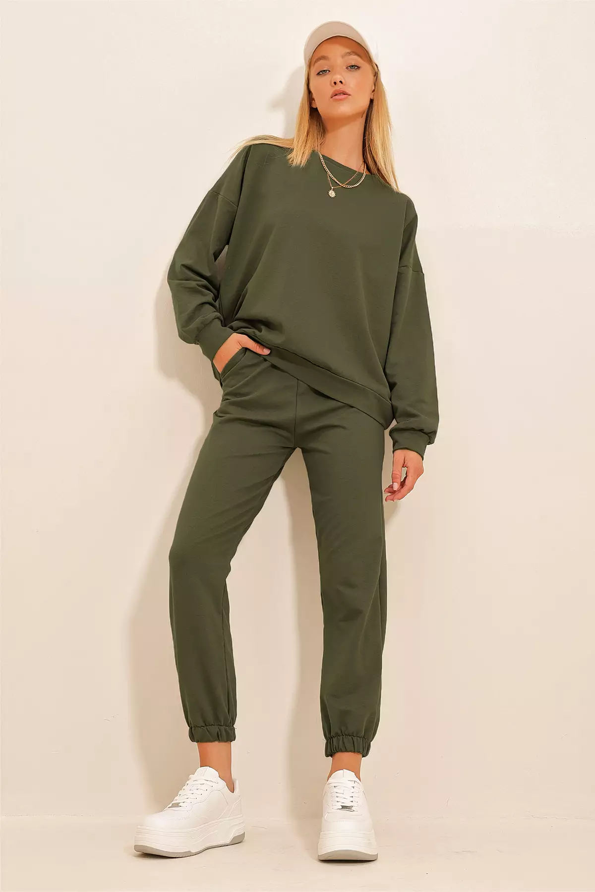 Basic Sweatshirt & Pants Set