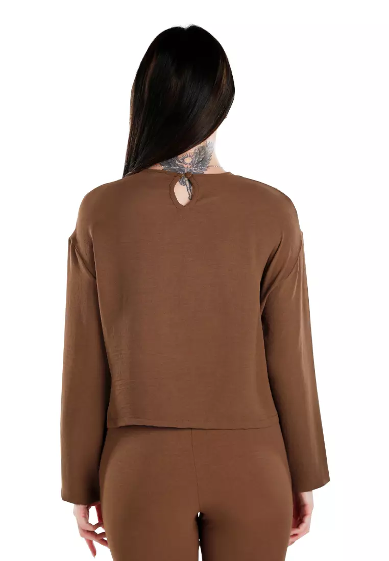 棕色长袖上衣和合身长裤协调套装