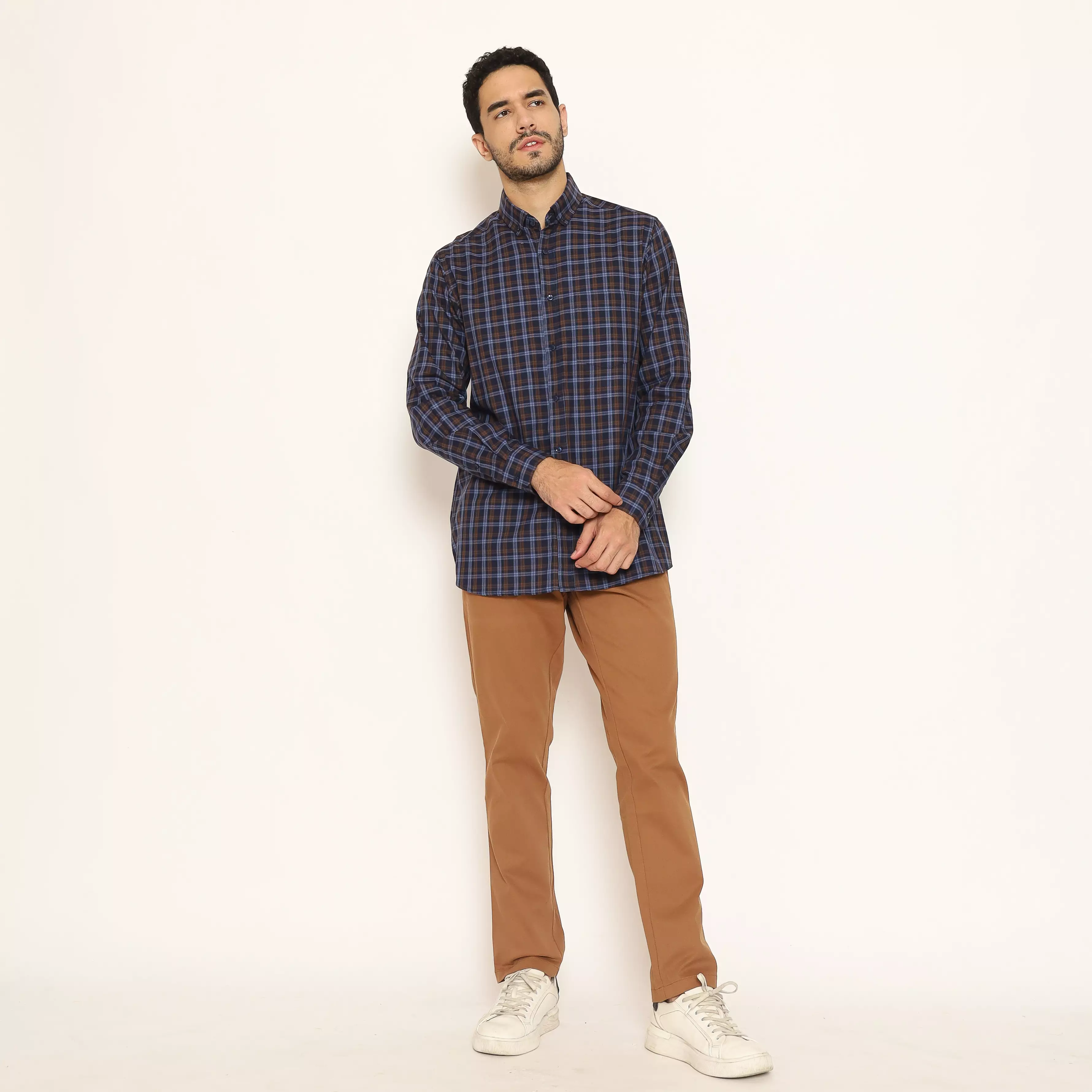 Lawell Kemeja Pria Lengan Panjang Kotak-Kotak Regular Fit Warna Navy - RAFA-MLRF