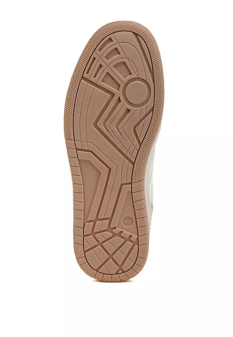 白色和粉紅色人造皮革休閒運動鞋