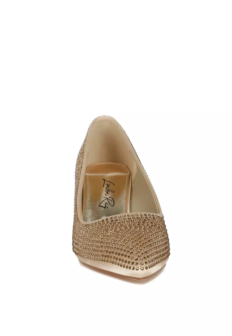 Sepatu hak anak kucing berhiaskan berlian imitasi berwarna emas