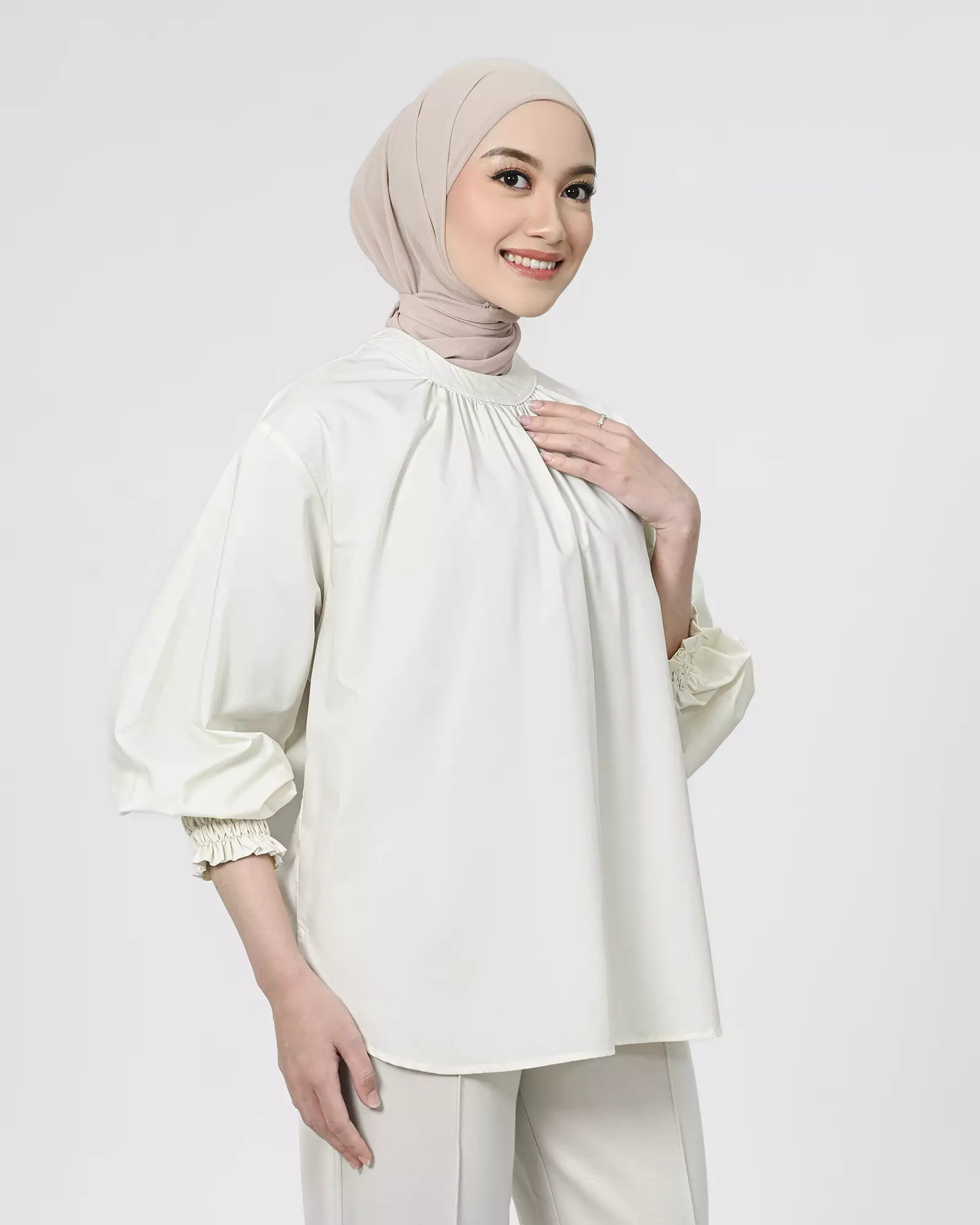 Geulis.id ALLECA BLOUSE - IVORY