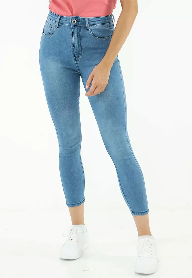 Mushukdan oqib chiqayotgan spermani yalaydi