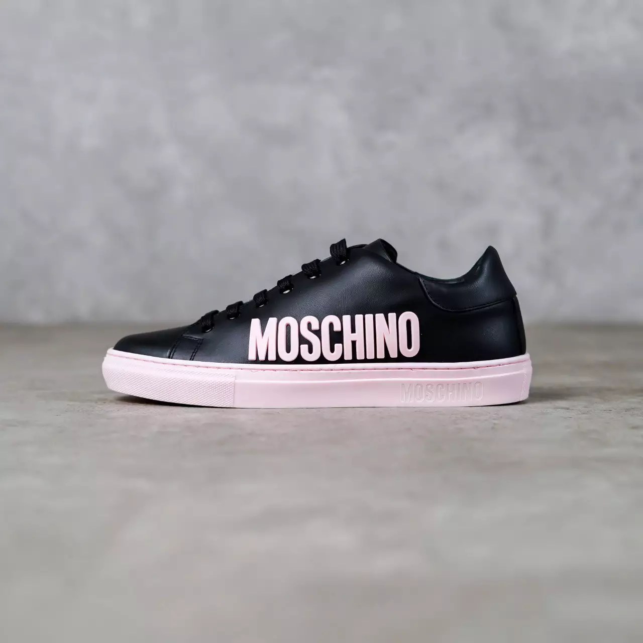 Sepatu MOSCHINO TEXT SIDE BABY PINK EMBOSSED BLACK LEATHER SNEAKER 100% ORIGINAL