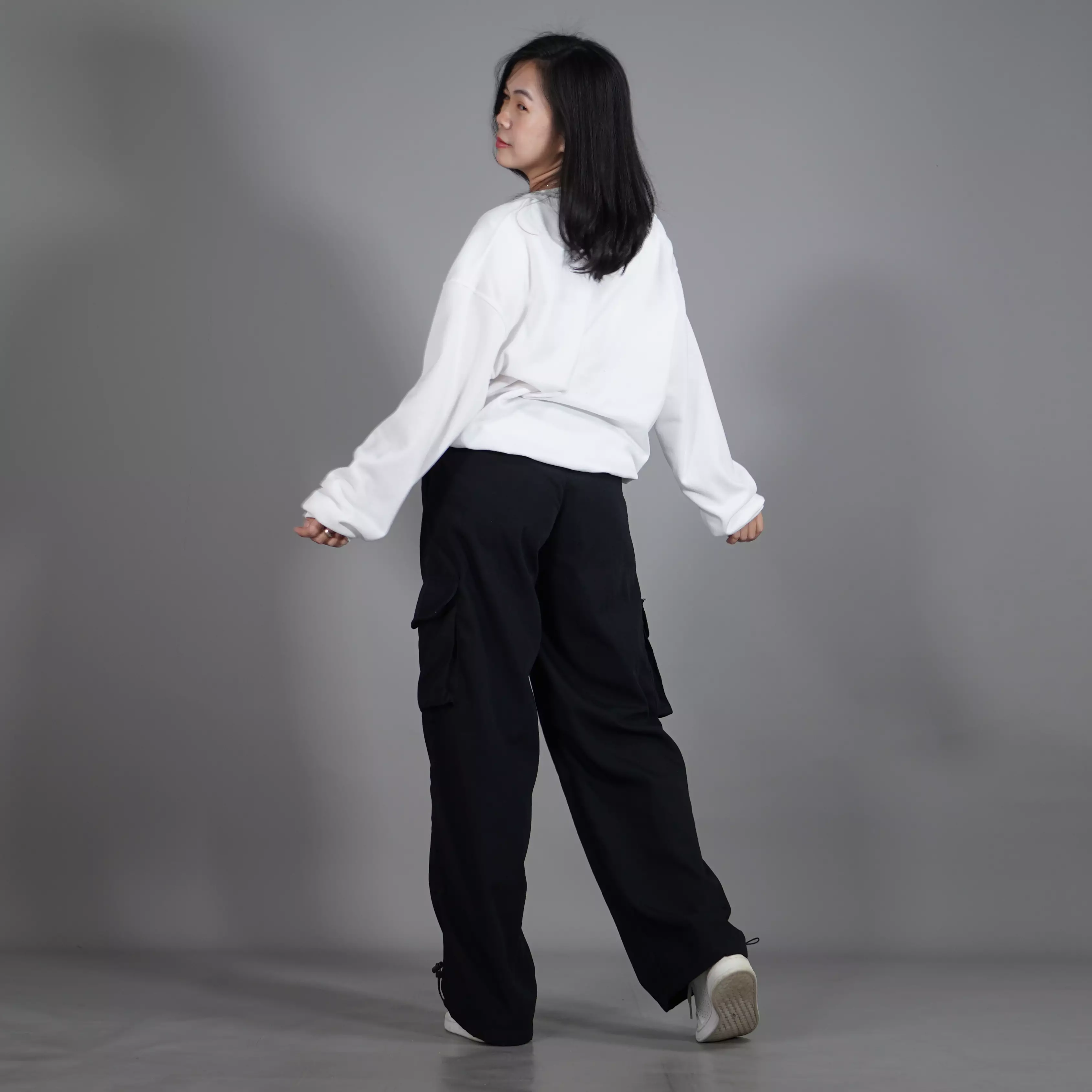 HAPPY Sweater Anime Crewneck Sweater Wanita Sweater Putih Sweater Hangat - Putih