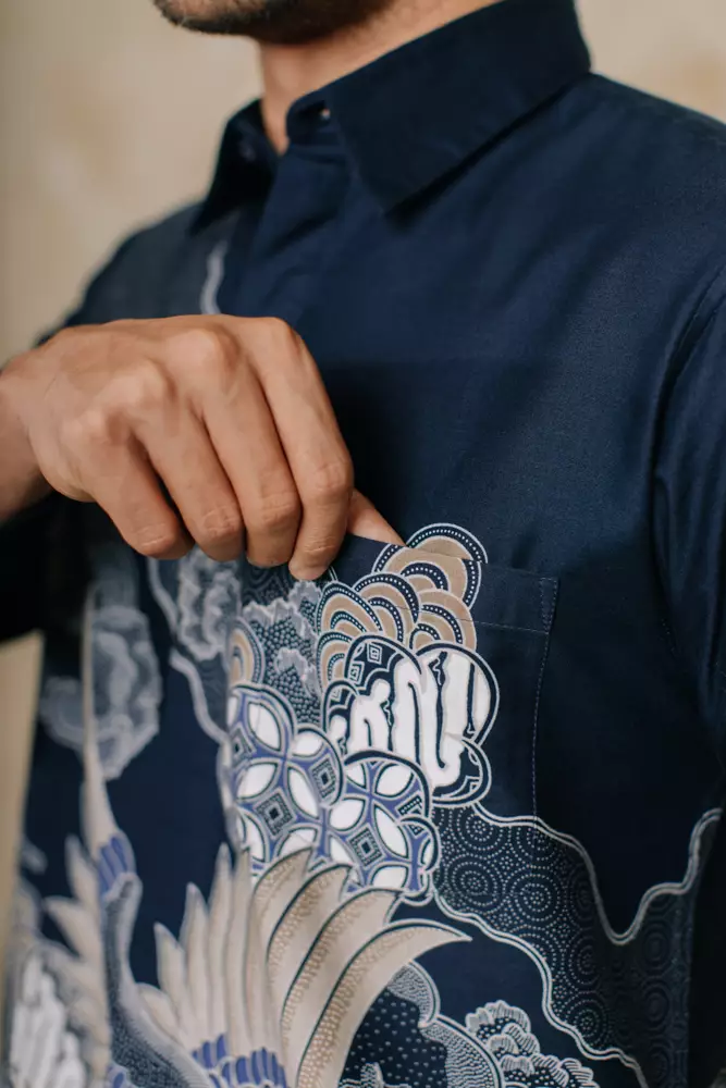 Adyatma Baskara Navy Blue Kemeja Batik Slim Fit Pria Katun Lengan Panjang