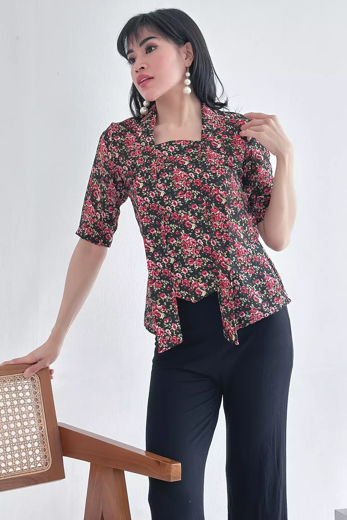 Karisma Kembangan Hitam Kebaya